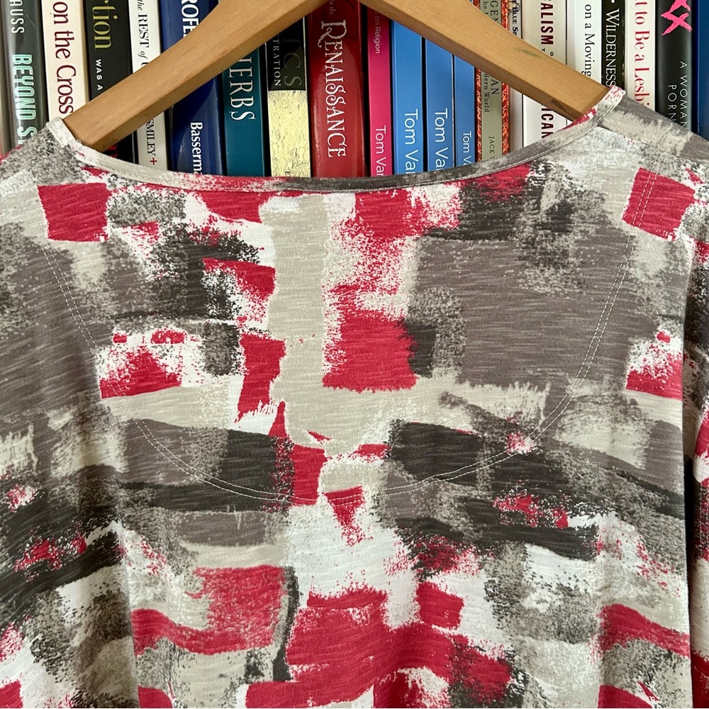 Multiples Red Gray Beige Abstract 3/4 Sleeves Top, size 2x - Picture 5 of 6